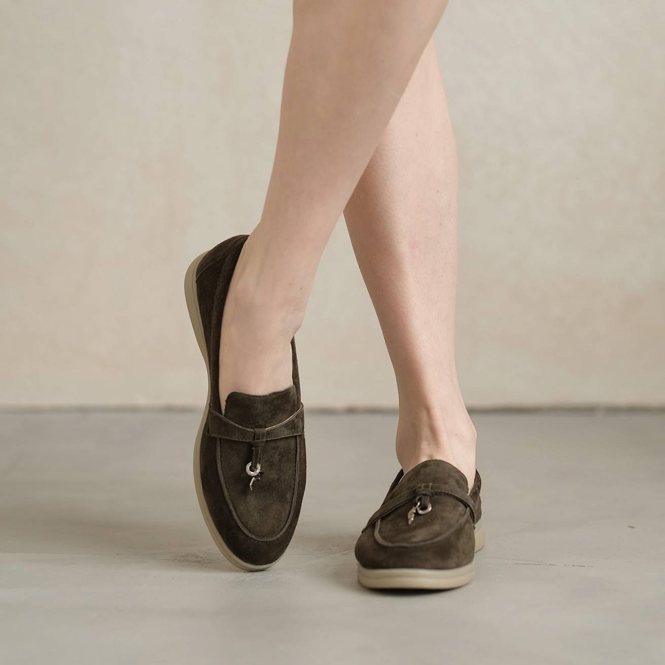 Женские лоферы цвет хаки - фото 2