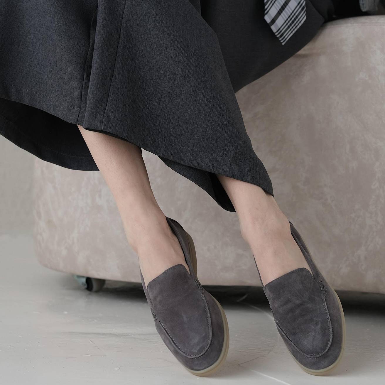 Женские лоферы цвет серый - фото 2